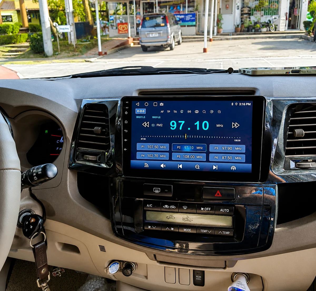 Toyota Fortuner 2004–2015 verified Audiograph installation photo 4